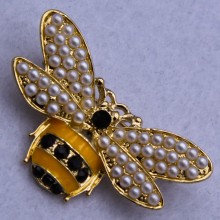 Брошка№563 бджола з перлинами купити брошки оптом від виробника