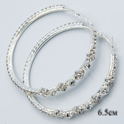 Серьги-кольца№1769 6.5 см стильные с белыми стразами оптом.