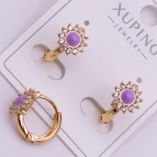Сережки Xuping№626 d-12мм 5мм ромашка в білих цирконах і фіолетовою вставкою медичне золото від виробника біжумаркет