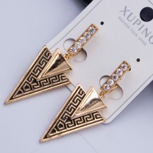 Сережки Xuping№461 27х16мм 18к підвісні сережки у формі стилізованої трикутної стрілки з орнаментом ксюпінг сережки в інтернет магазині позолотка